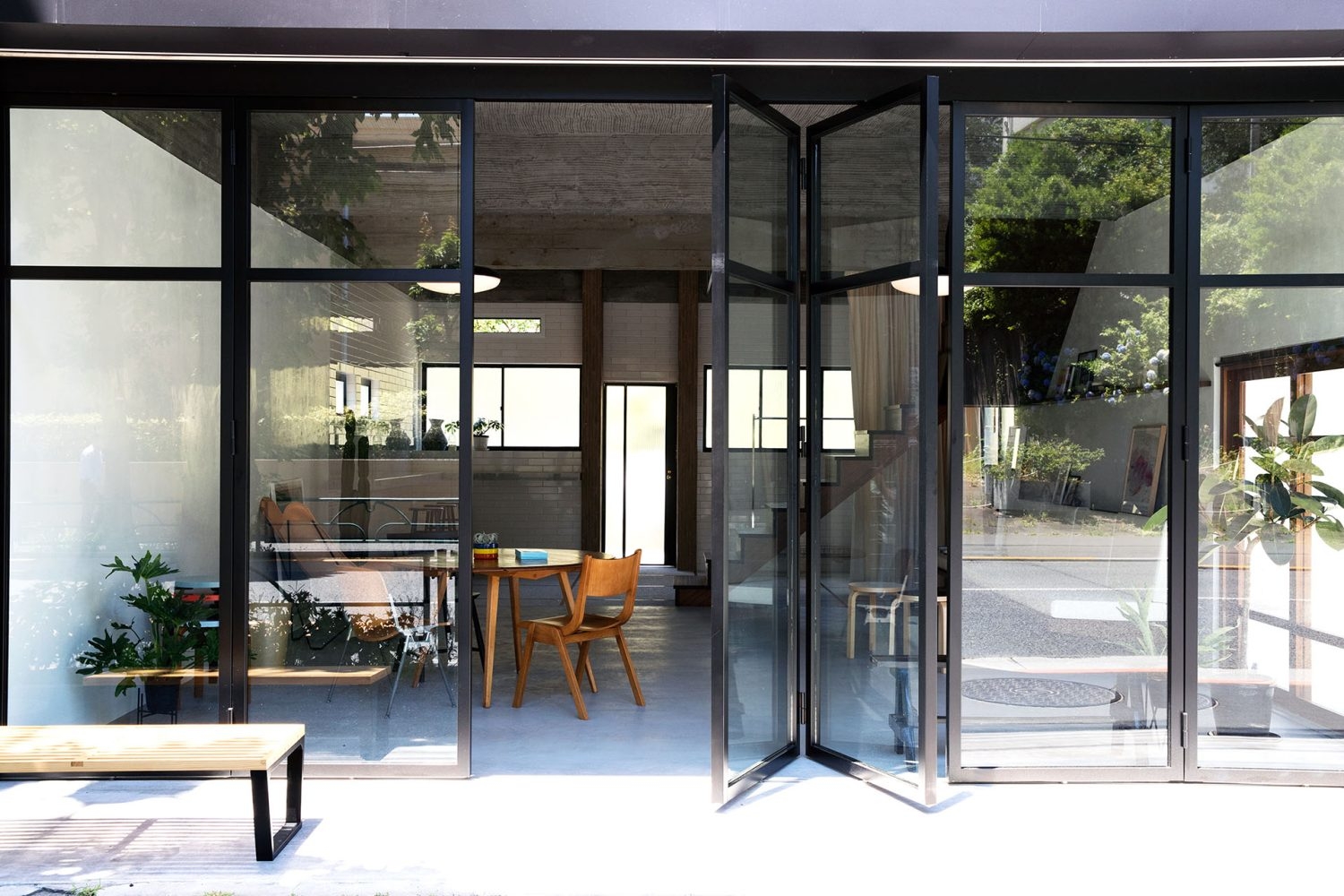 ガラス越しの演出も