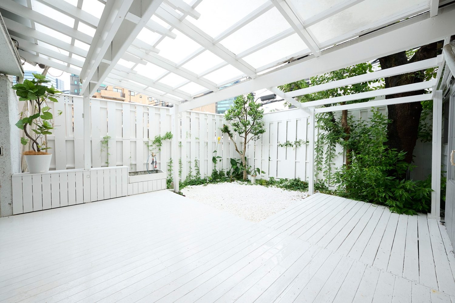 白を基調としたガーデンテラス