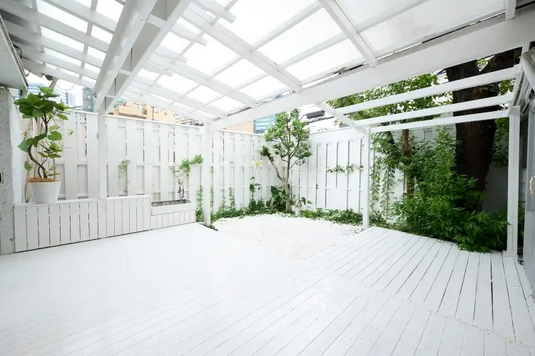 白を基調としたガーデンテラス