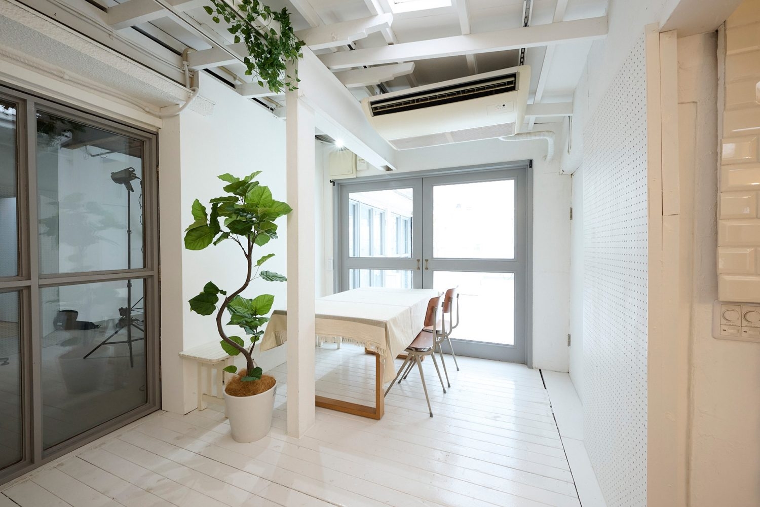 カフェスペースと隣接した待機スペース