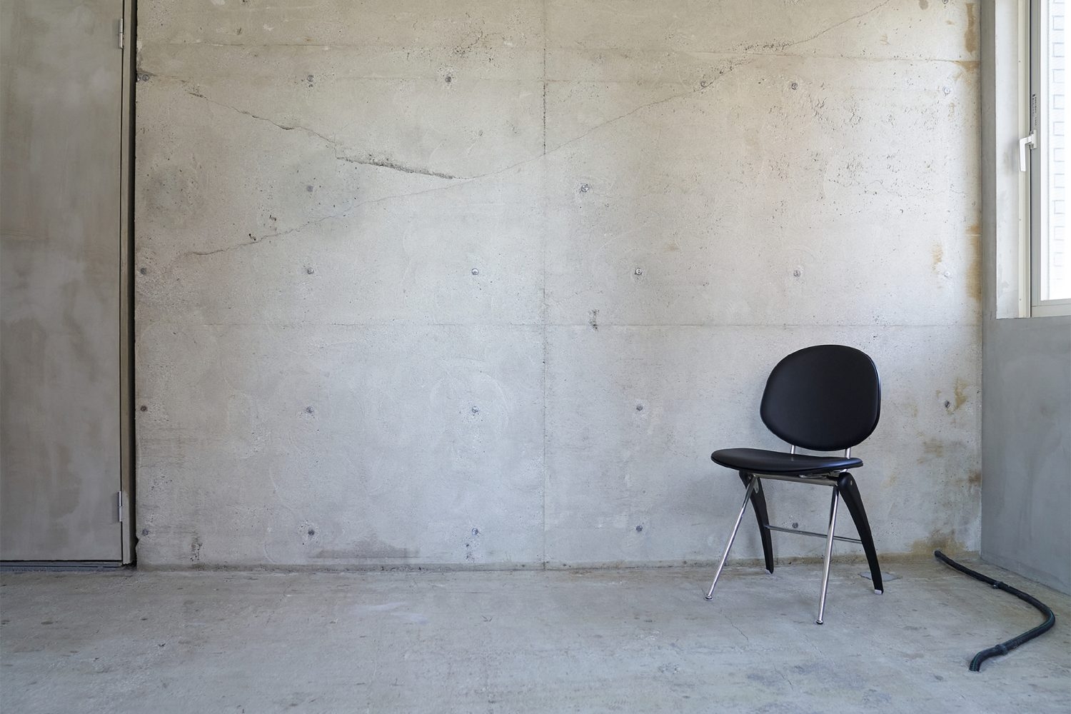 5F 無骨な雰囲気のコンクリート壁