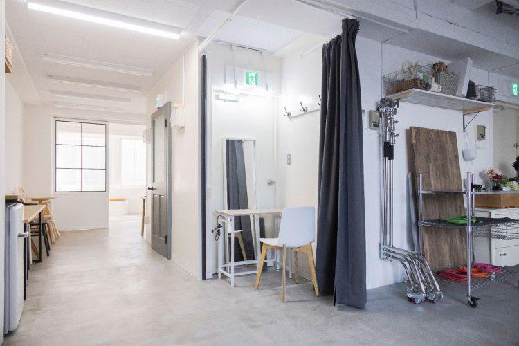 北側フィッティングスペース / 簡易メイク台を設置した状態