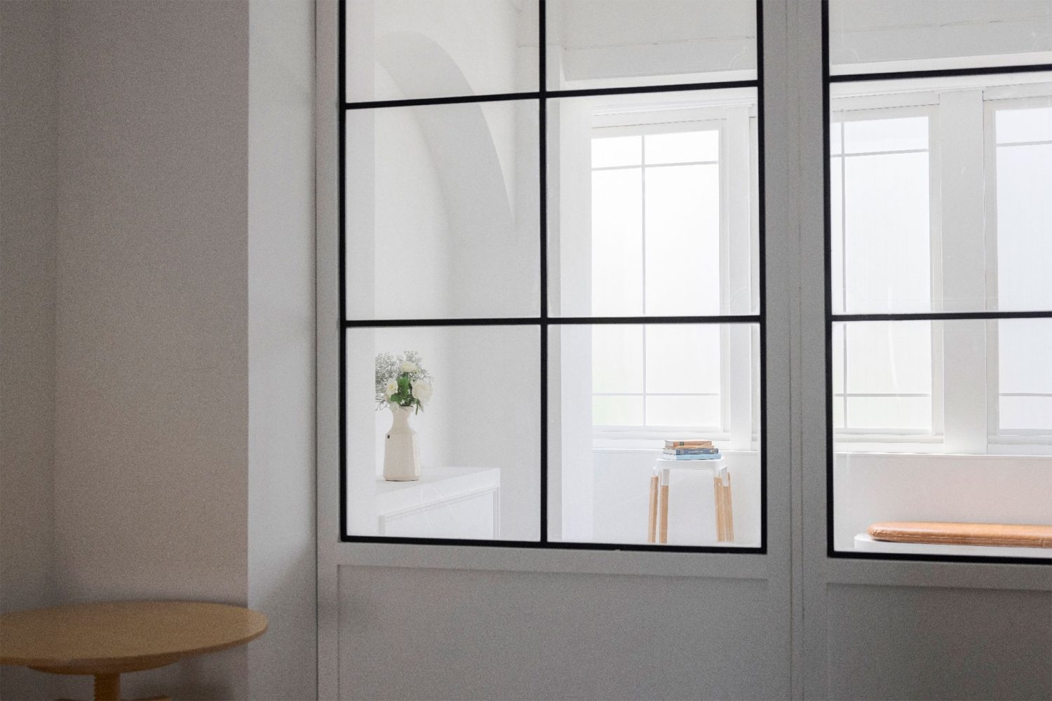 北側から南側 / スライドドアの裏側は黒枠