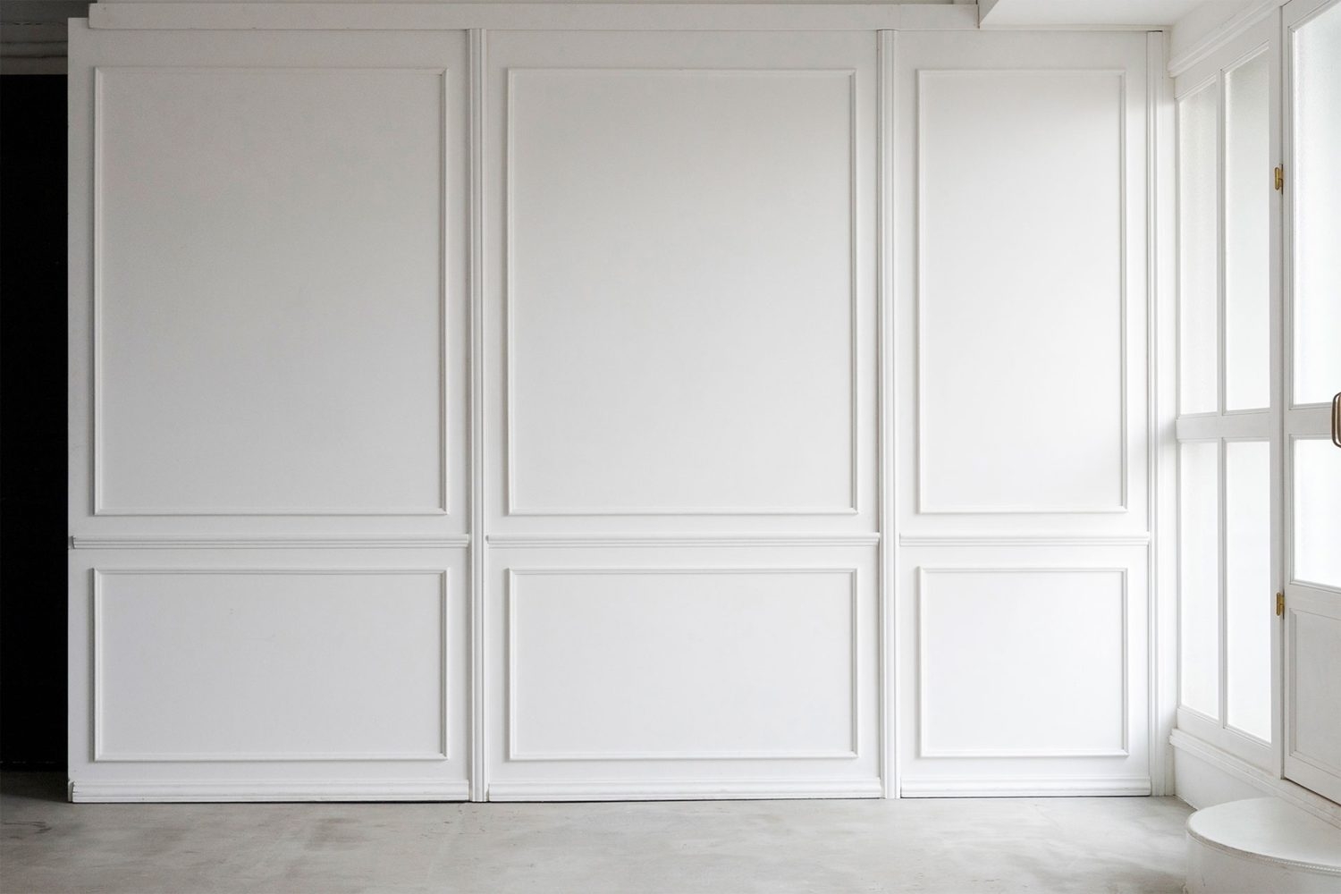 北側 / ホワイトのモールディング可動壁