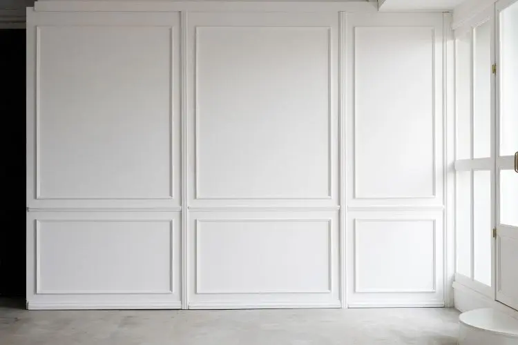 北側 / ホワイトのモールディング可動壁