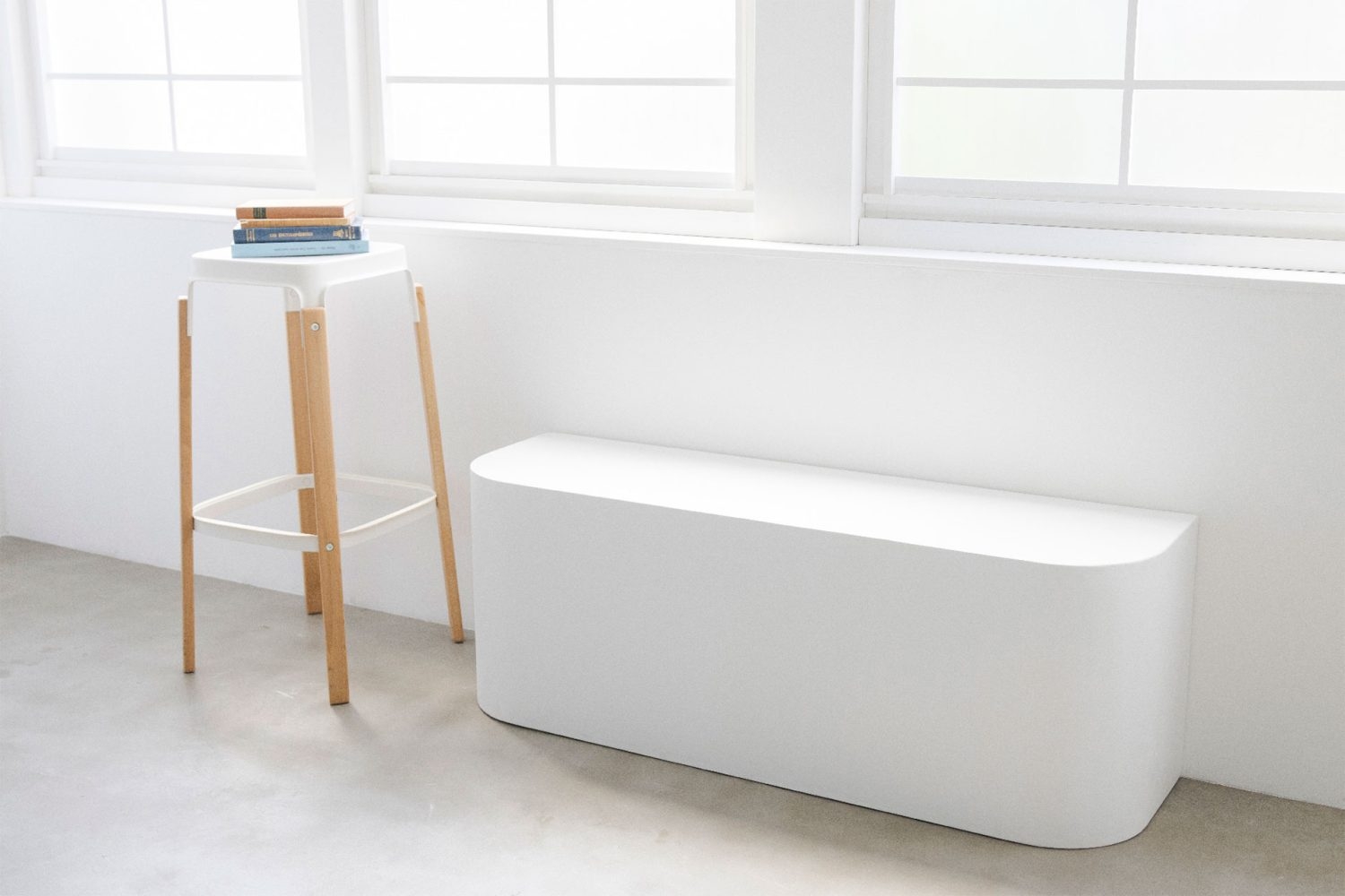 南側 / アールの効いた可動式ベンチ