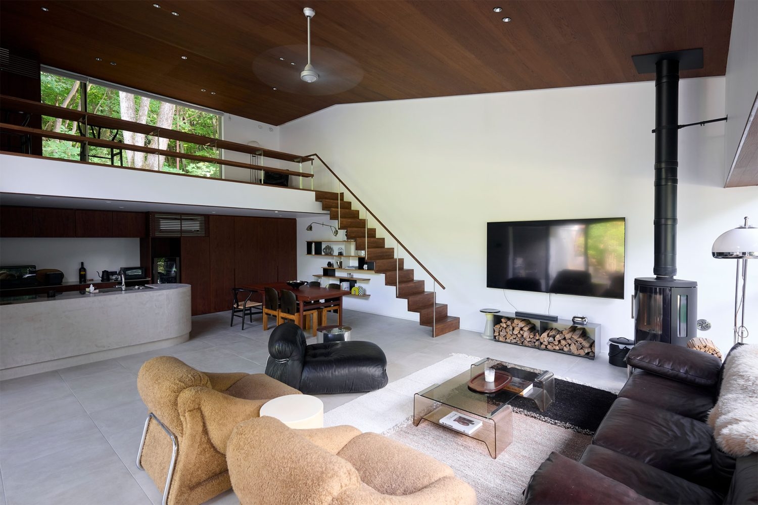 ヴィンテージ家具が並ぶリビングダイニング