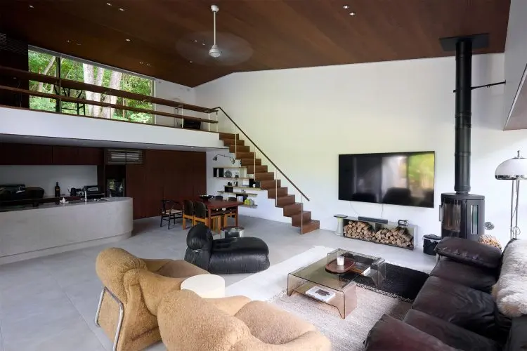 ヴィンテージ家具が並ぶリビングダイニング