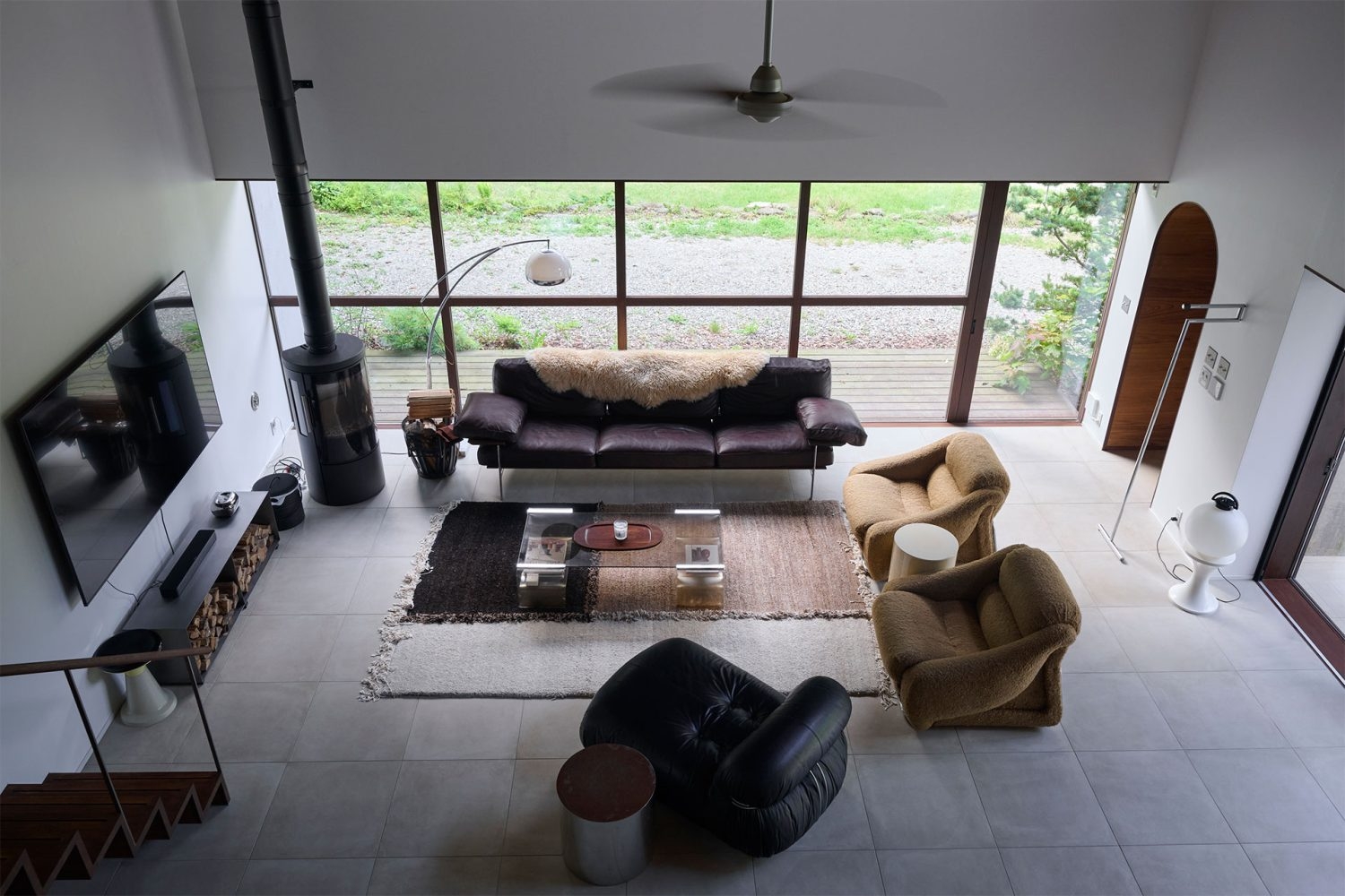 スキップフロアからリビングを俯瞰撮影も可能