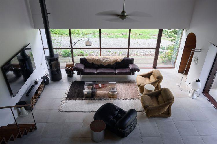 スキップフロアからリビングを俯瞰撮影も可能