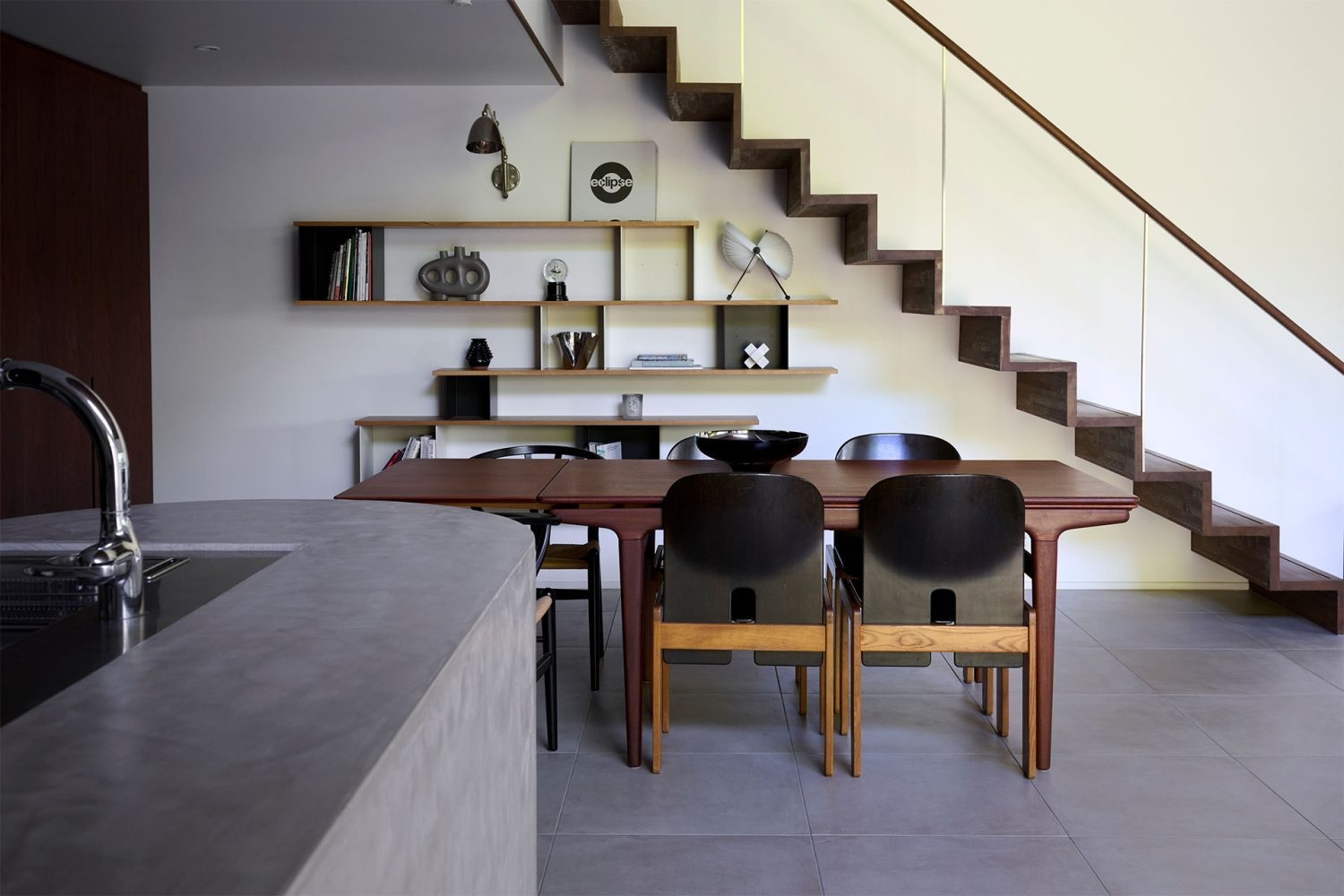 大人数で座れる伸縮式ダイニングテーブル