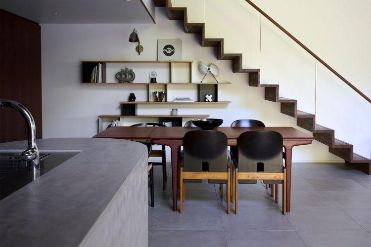 大人数で座れる伸縮式ダイニングテーブル