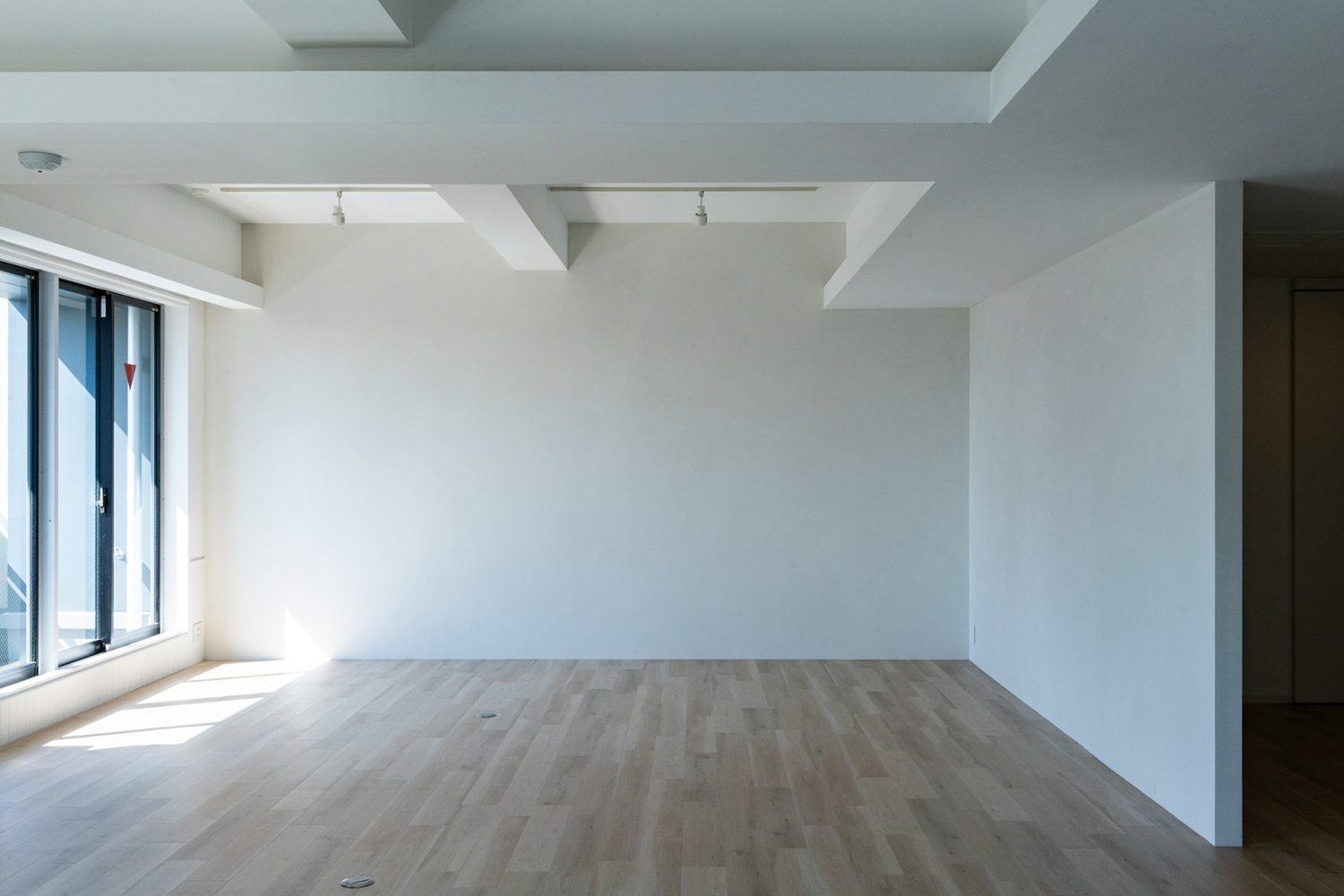 フローリングは床暖房完備で年中快適に撮影可能