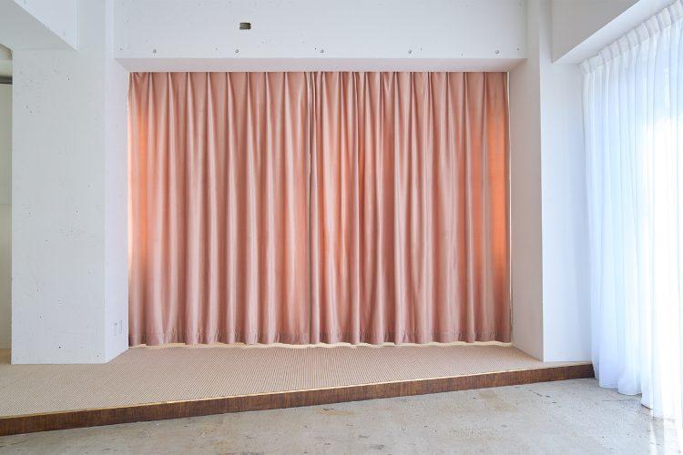 4F フィッティングスペースのピンクのカーテンを背景に