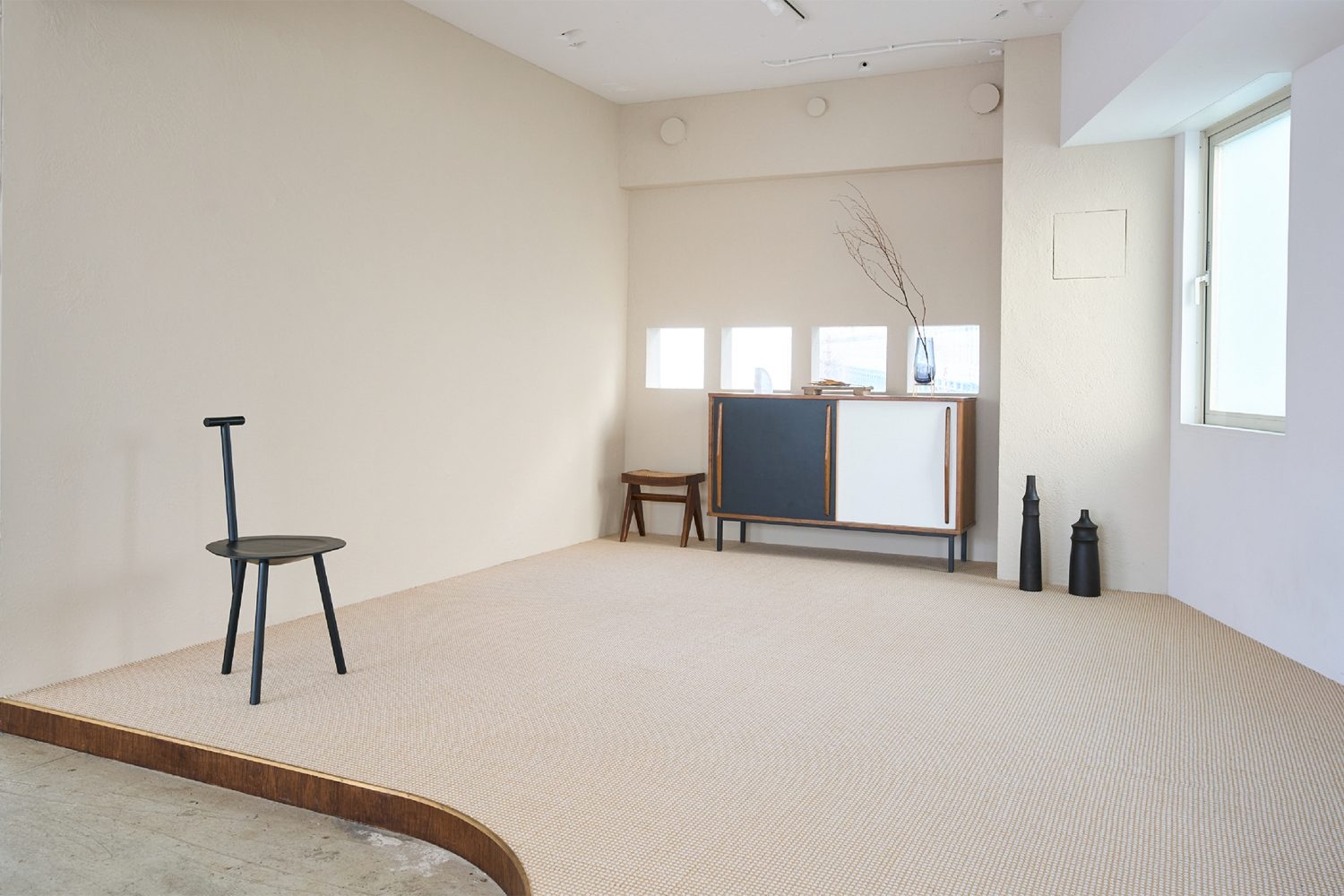 4F ベージュの左官壁 / 土壁ならではの表情があります