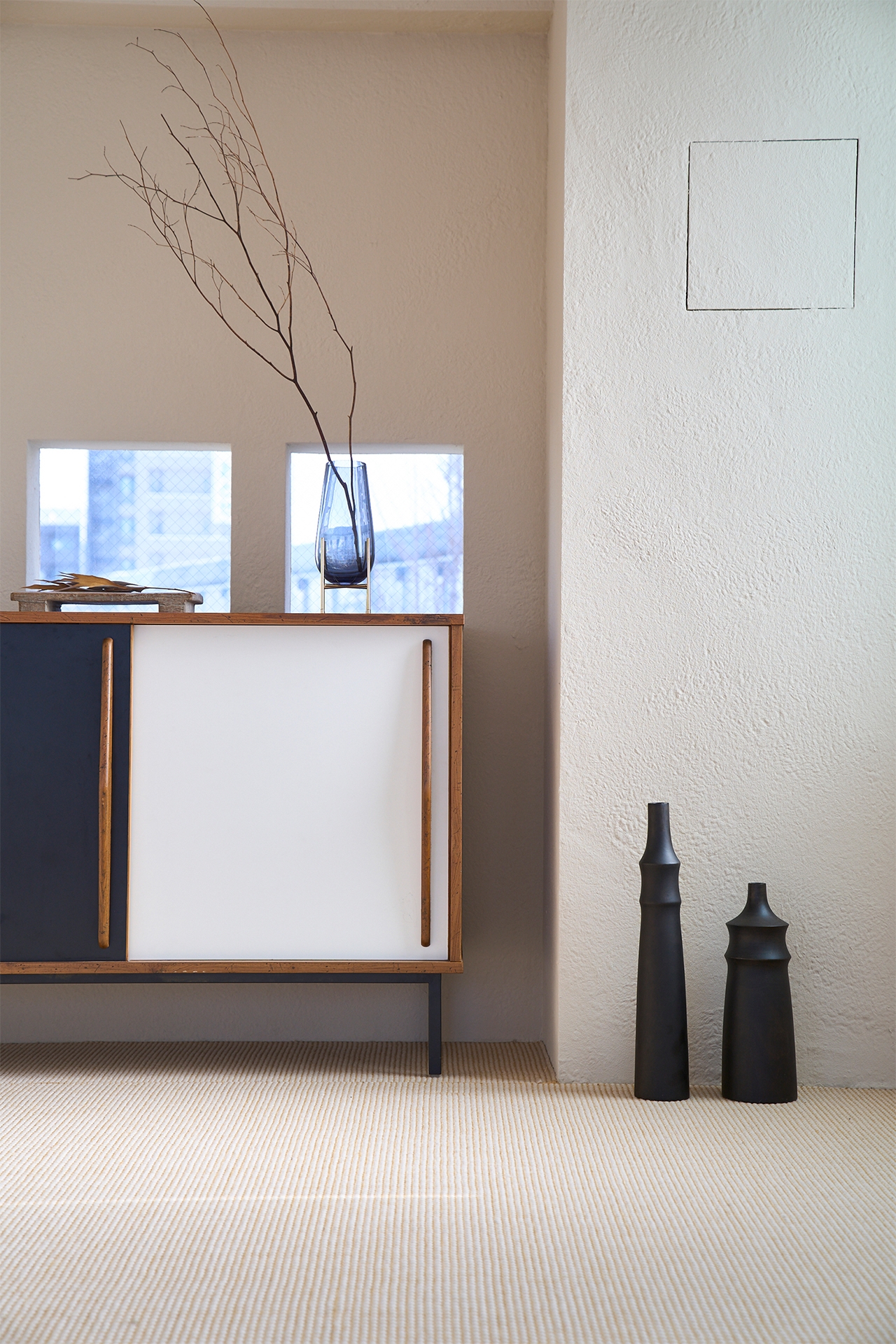 名作家具などのプロップが配置された室内