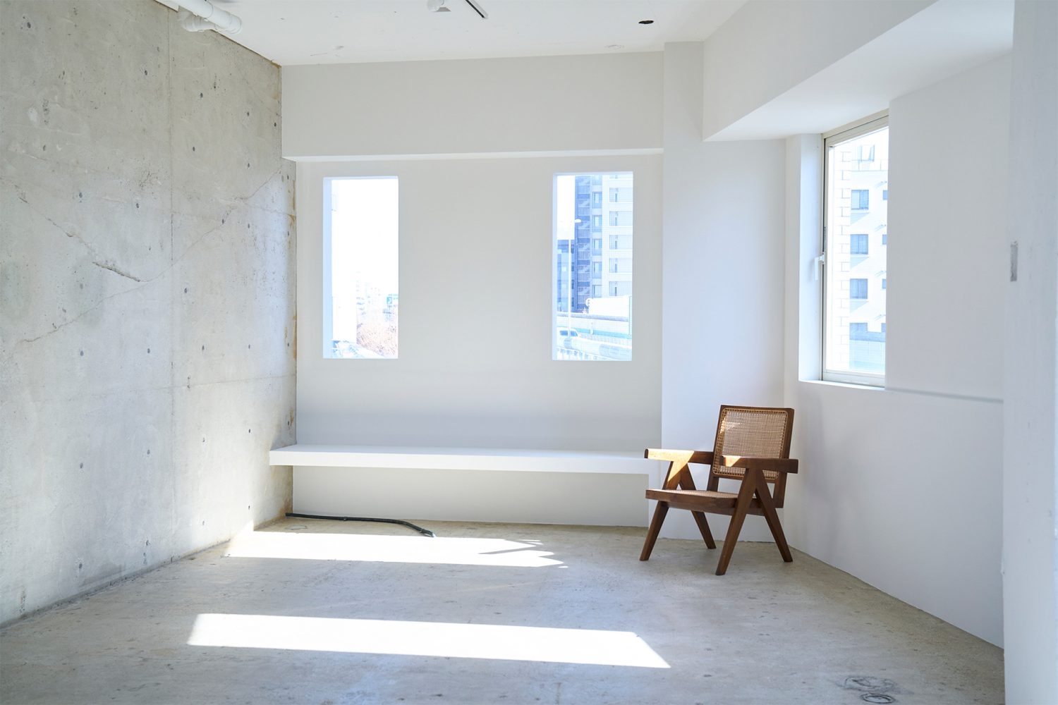 5F コンクリート壁と白壁のギャラリーのような空間