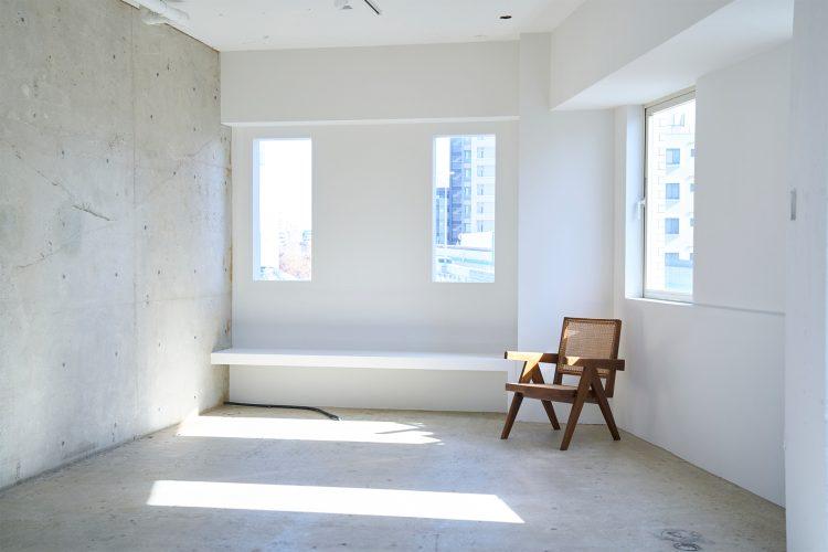 5F コンクリート壁と白壁のギャラリーのような空間