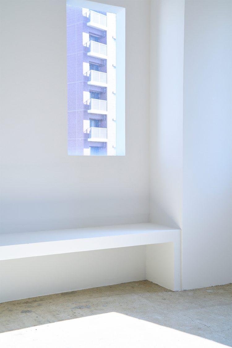 5F シンプルな造作ベンチに腰掛けてファッション撮影も