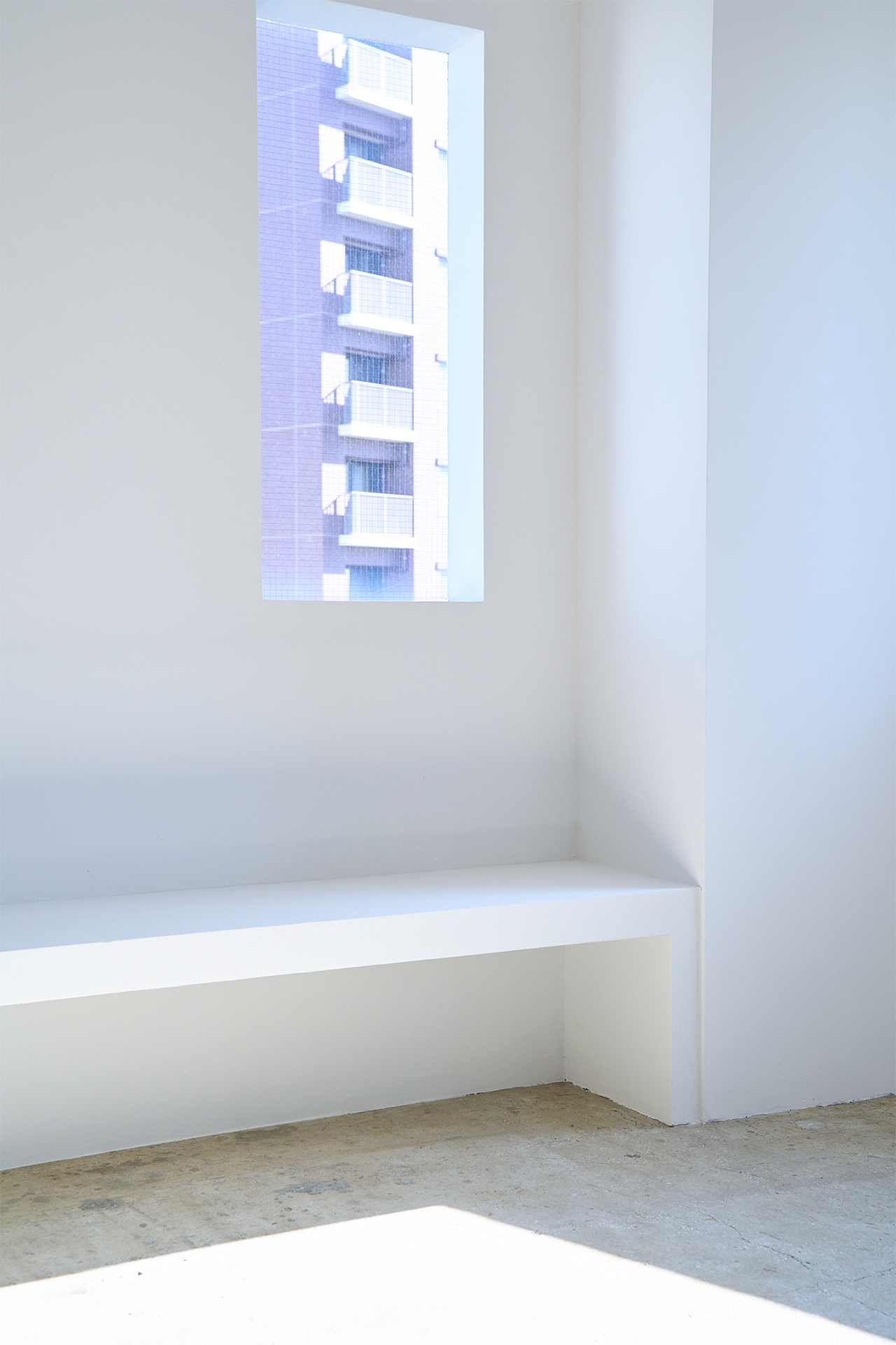 5F シンプルな造作ベンチに腰掛けてファッション撮影も