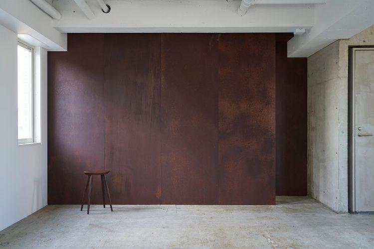 5F エイジングの風合いが映えるサビ加工の鉄壁