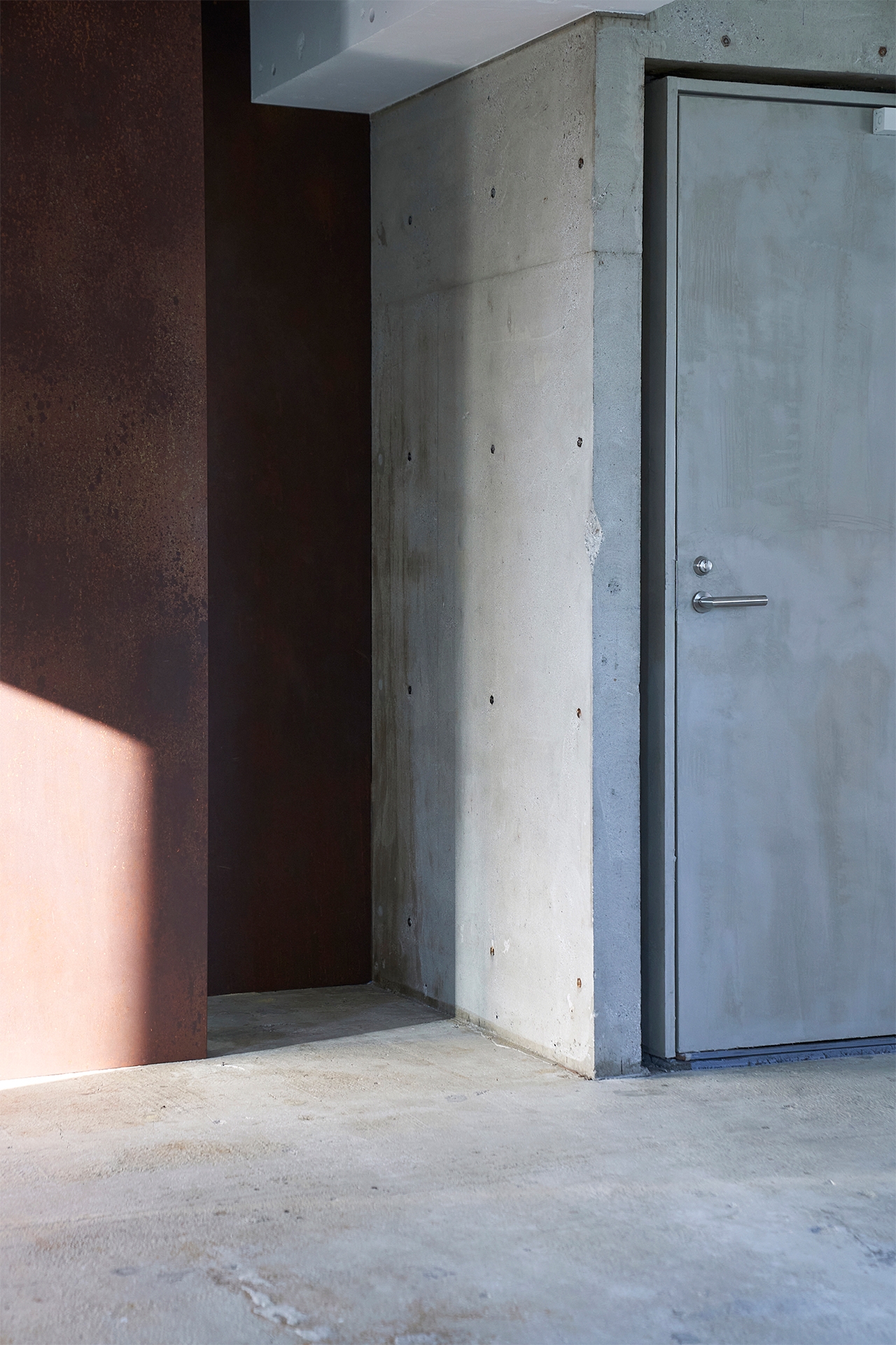 空間の凸凹を活かして奥行きのある撮影も可能です