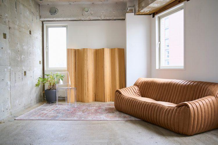6F リーン・ロゼの名作ソファでインタビュー撮影も