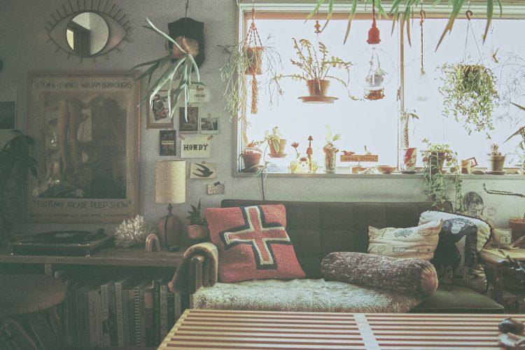 ソファスペースを正面から