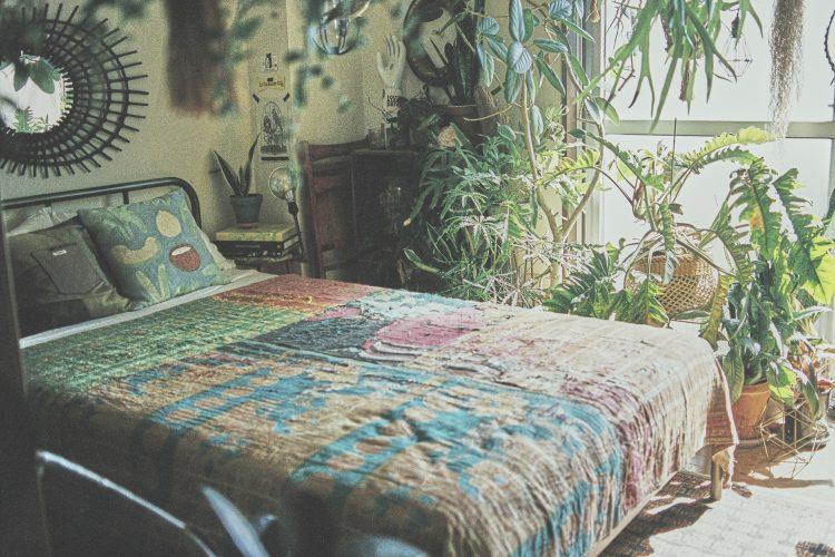 植物に囲まれたベッドルーム