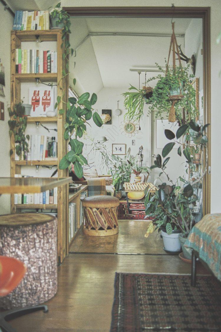 ベッドルームからリビングを見た風景