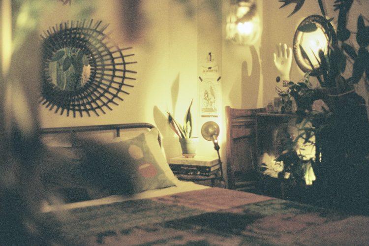 夜のベッドルーム