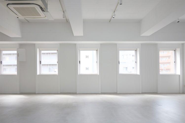 南向きに並ぶ窓