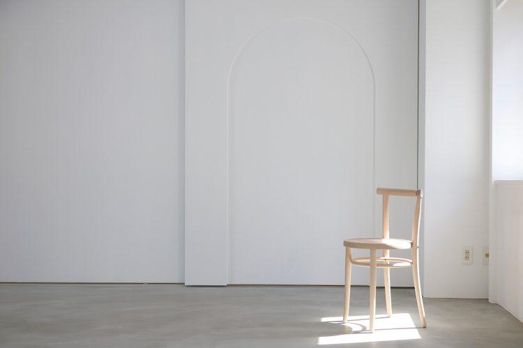 スライド式のアーチ模様の壁