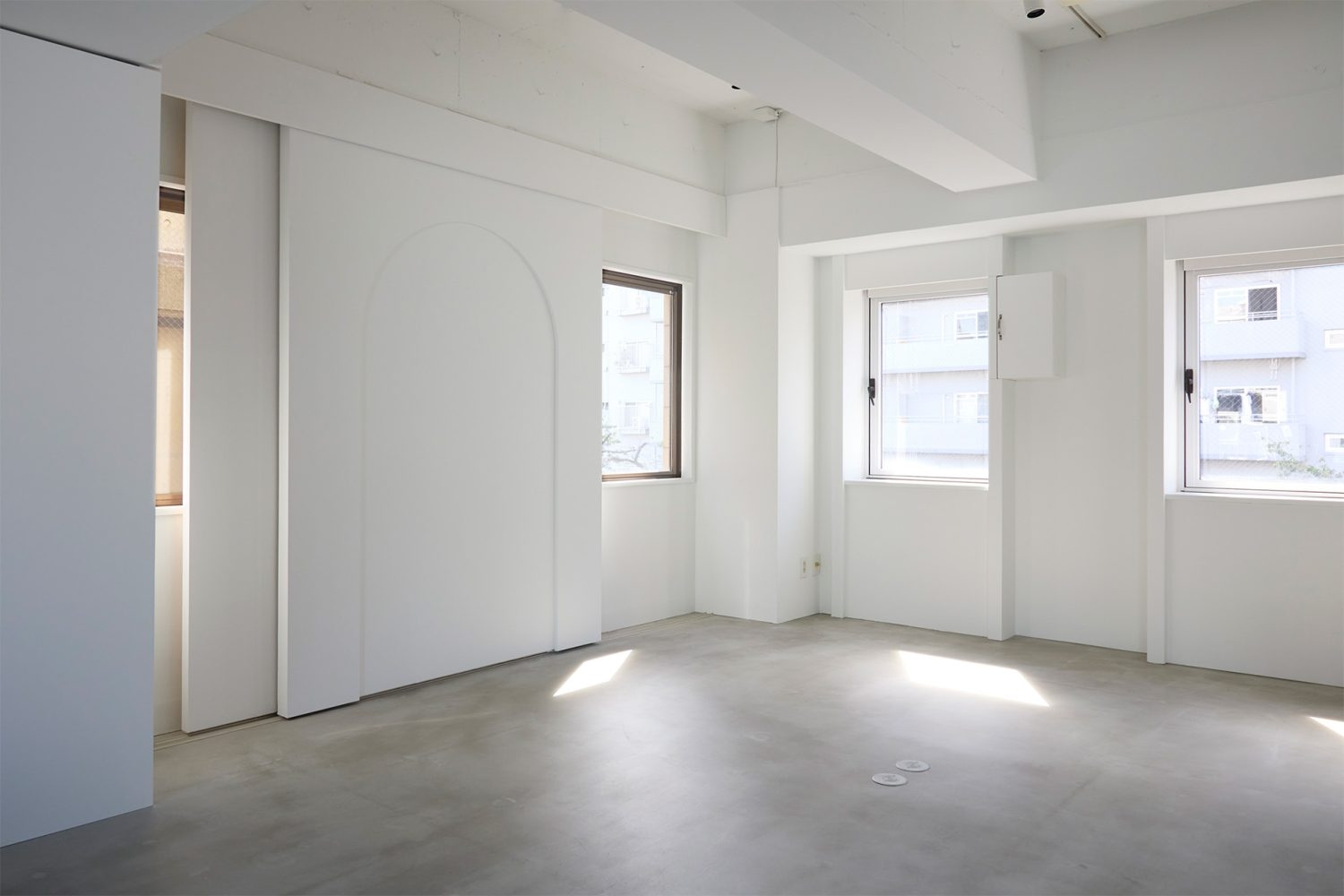 スライド壁裏には直射も入る東向きの窓