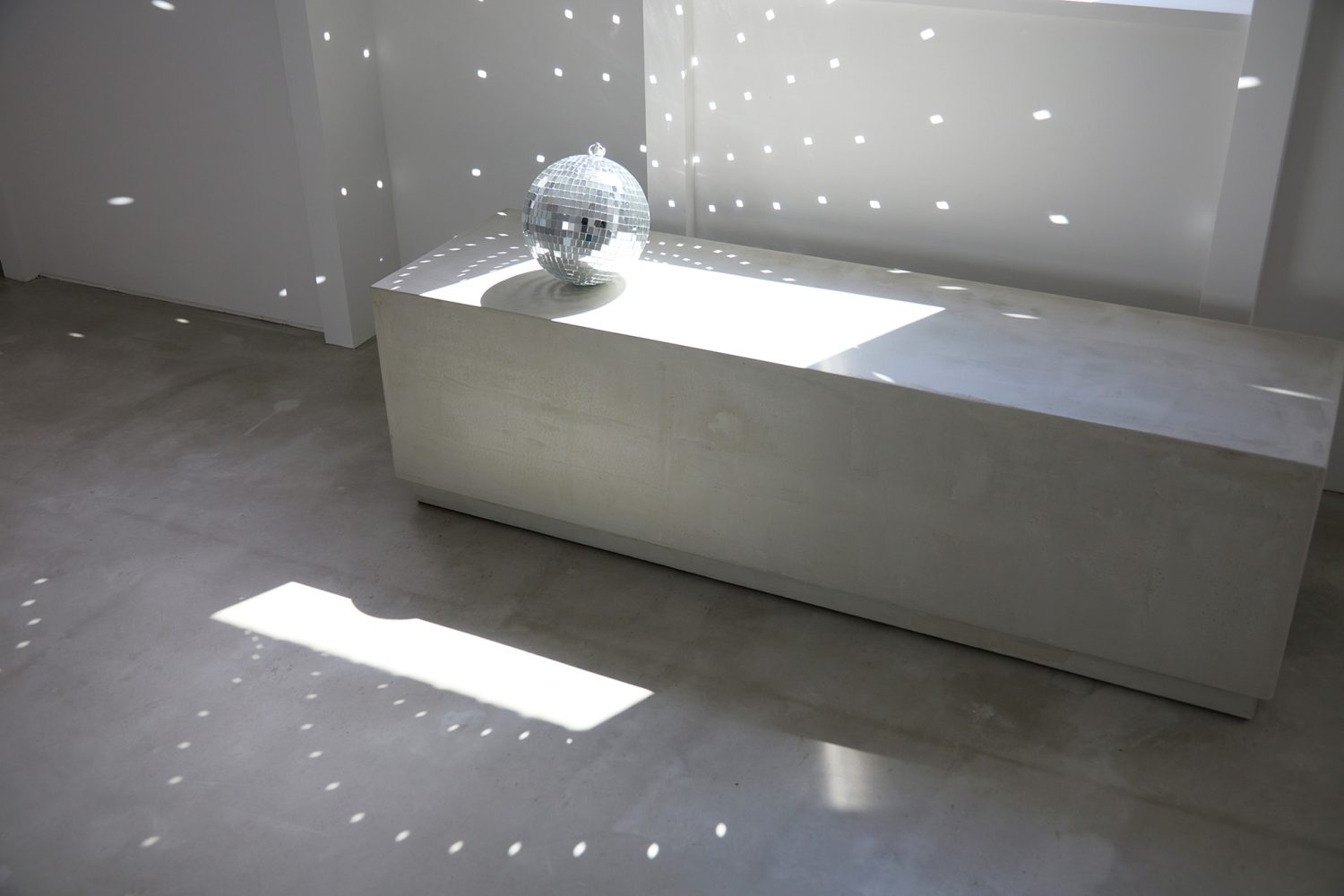 ミラーボールで表情のある光を演出