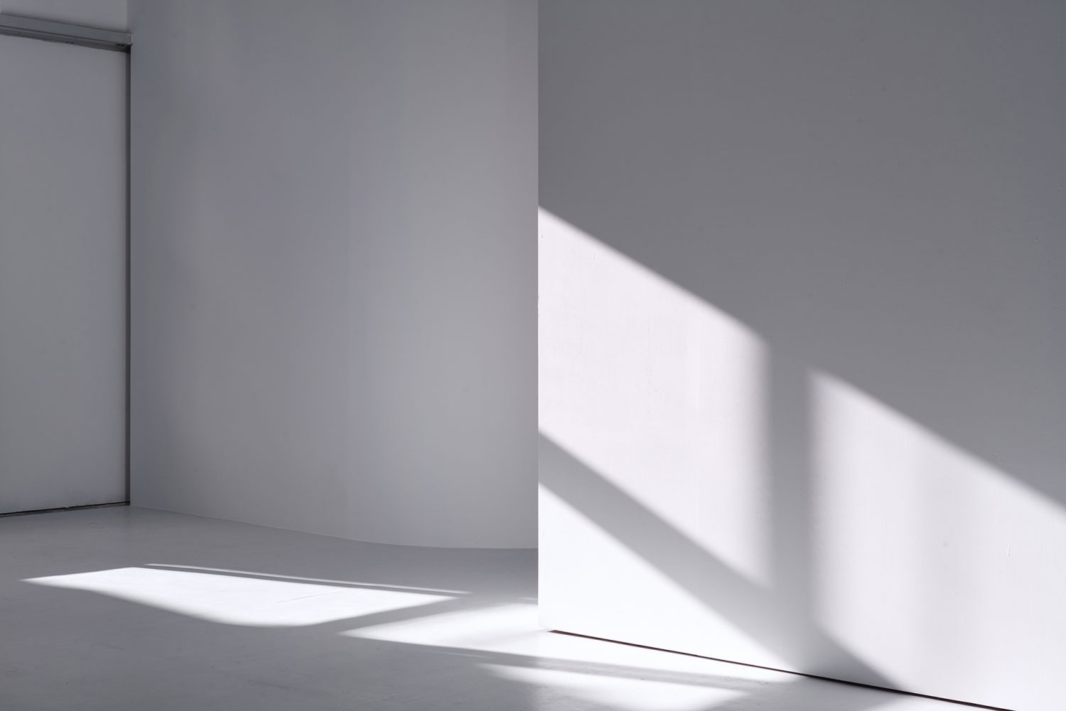 可動壁に美しく差す光