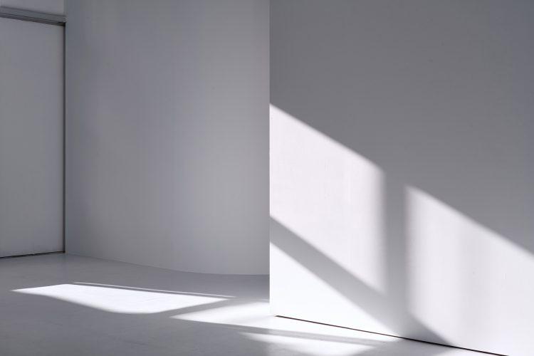 可動壁に美しく差す光