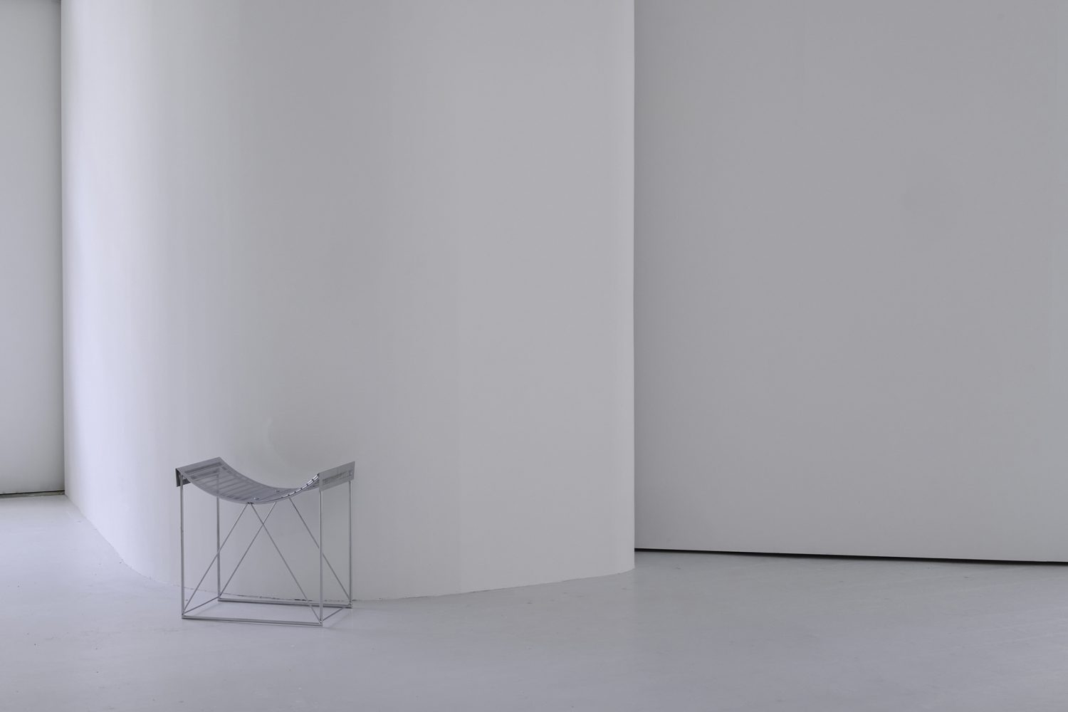 ユニークなフォルムのスツール