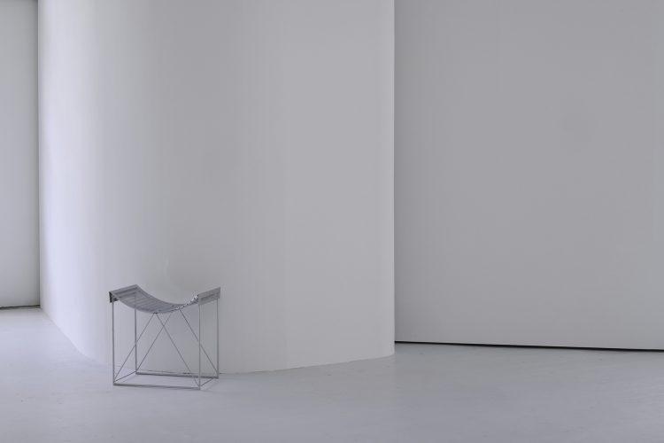 ユニークなフォルムのスツール