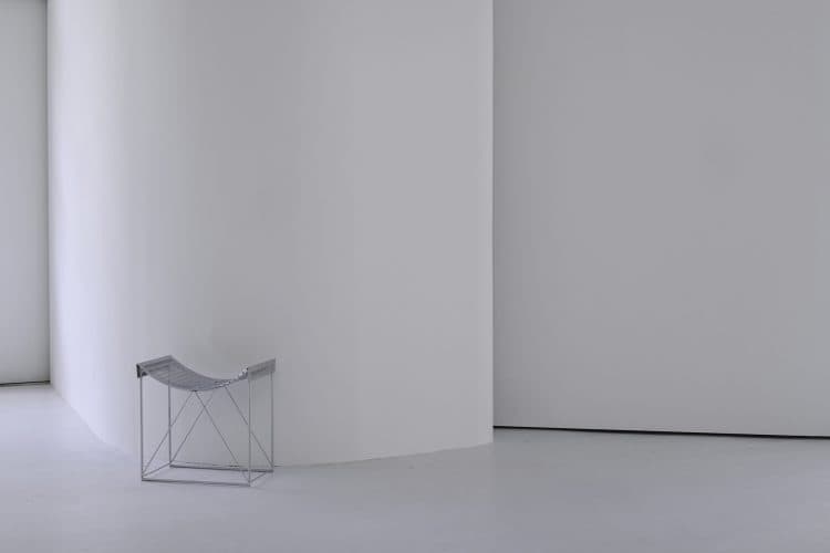 ユニークなフォルムのスツール