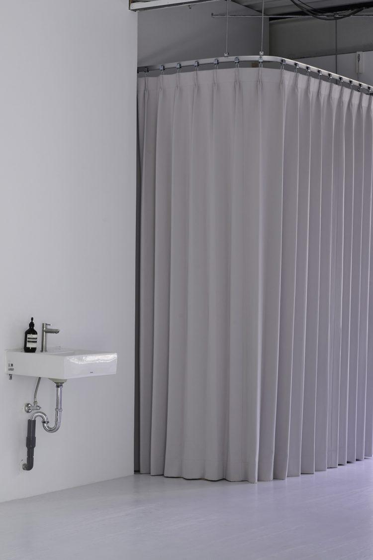 カーテンで仕切られたメイクスペース