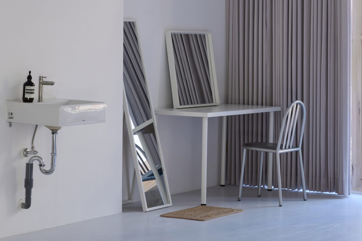 メイクスペースの隣りには独立洗面台