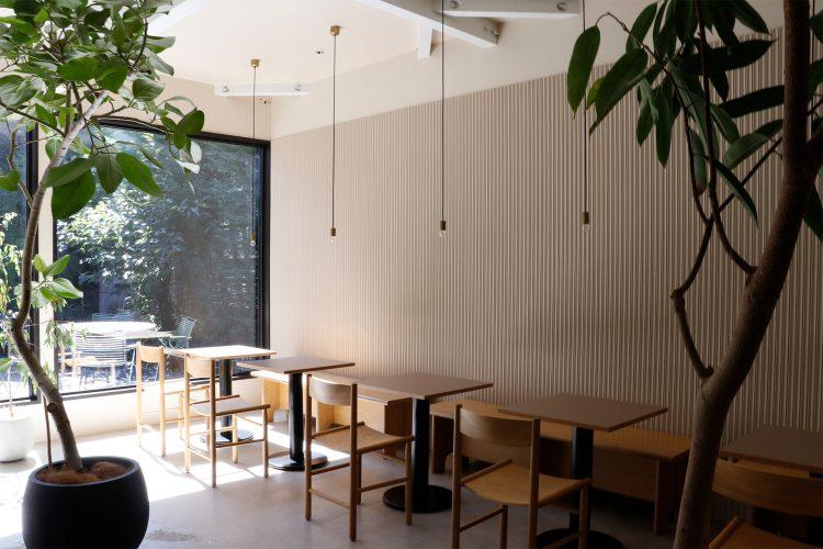 壁側はベンチシート