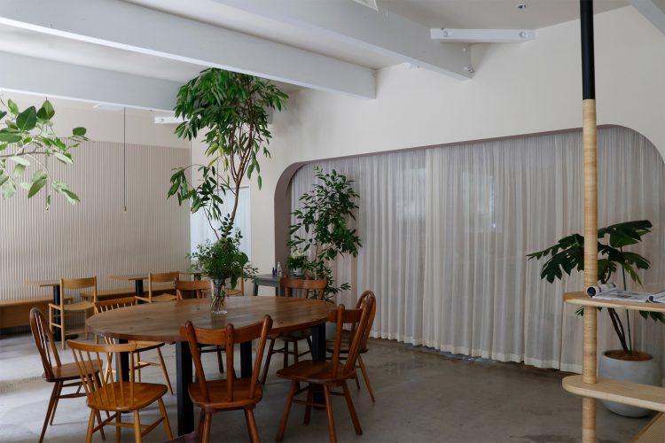 カーテンも背景に