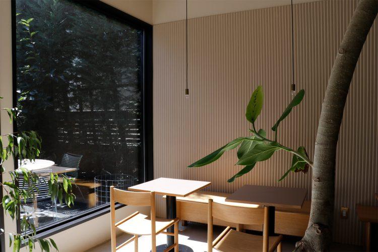 自然光がふんだんに差し込む窓側席