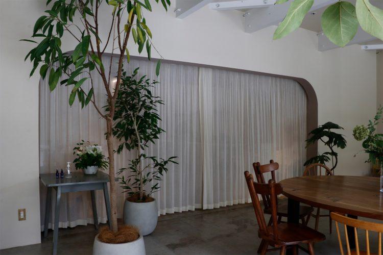 カーテン先の別キッチンスペースは立ち入り禁止