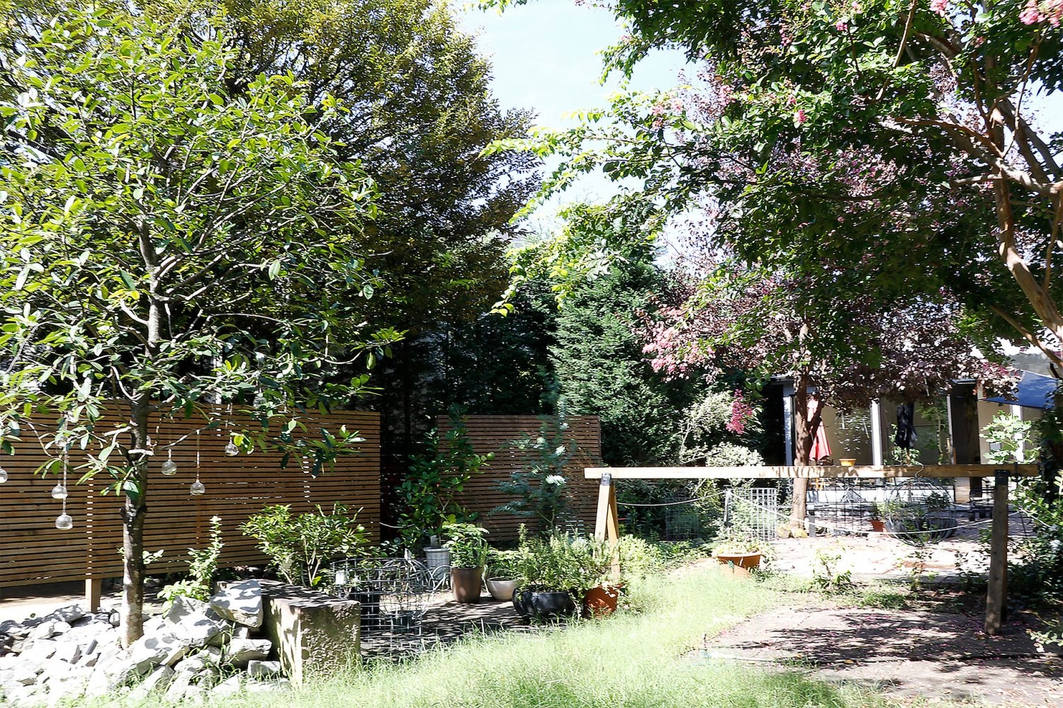 ガーデンの先にあるカフェ