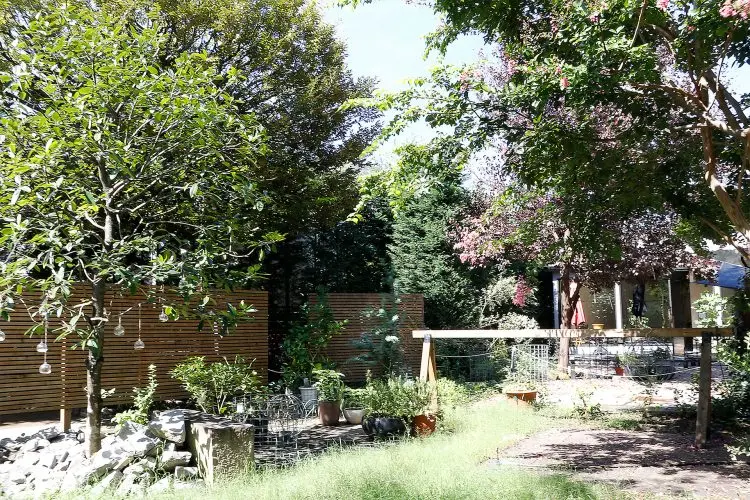 ガーデンの先にあるカフェ