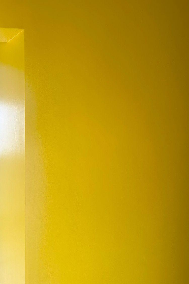 5Fの階段踊り場は黄色壁