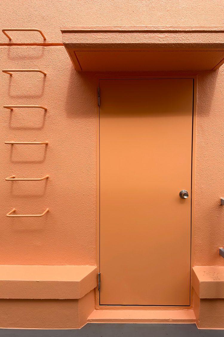 屋上の壁は目を惹くオレンジ